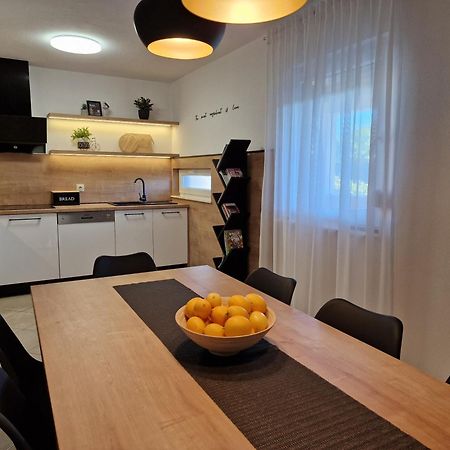 Beautiful Holiday Home "Villa Luka" Kaštel Štafilić Eksteriør bilde