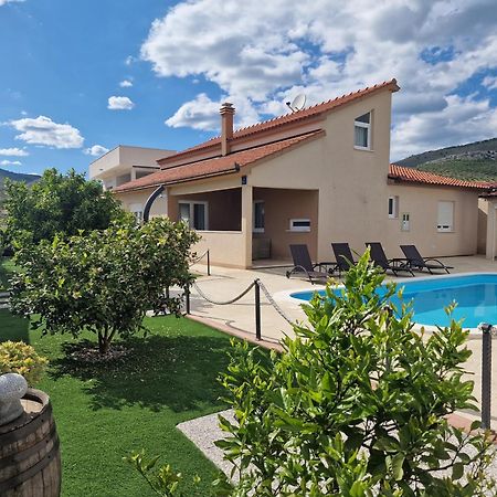 Beautiful Holiday Home "Villa Luka" Kaštel Štafilić Eksteriør bilde