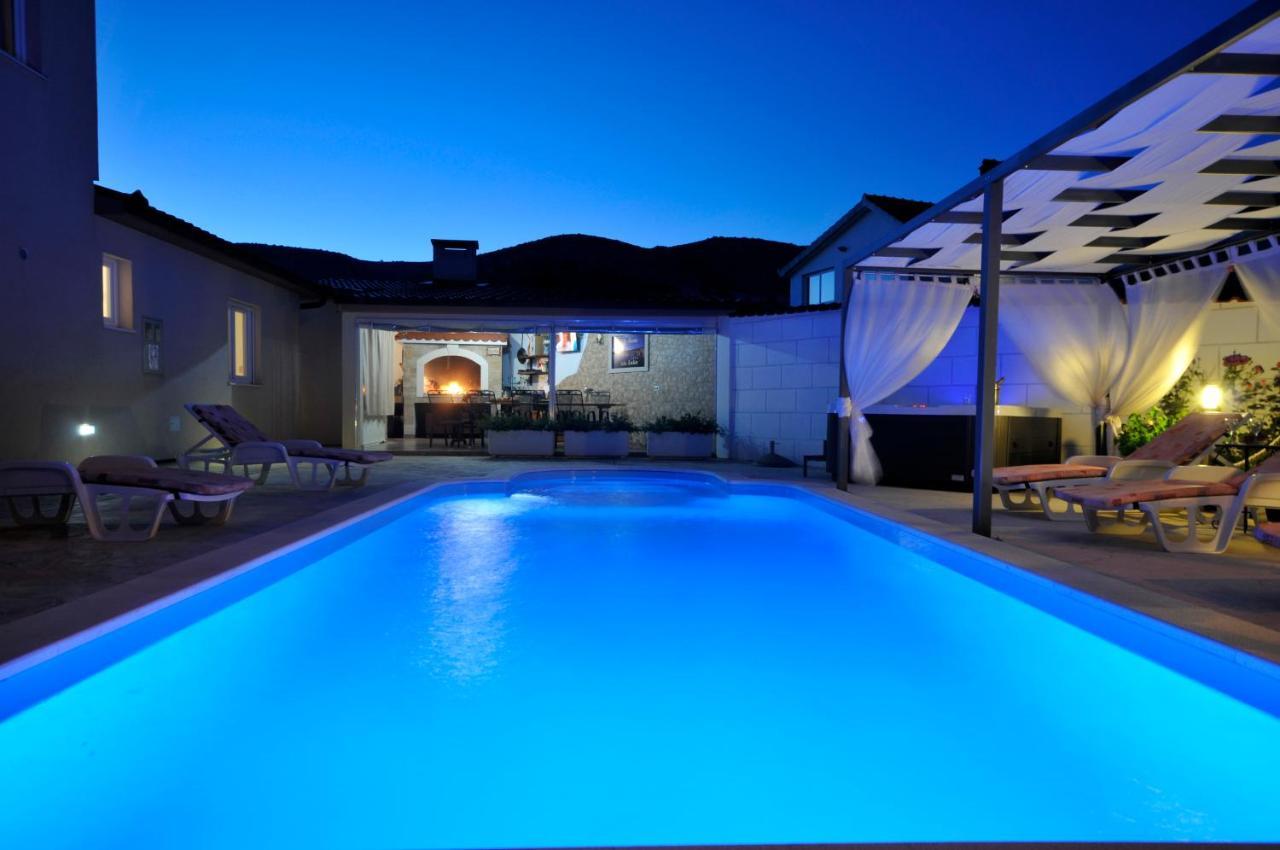 Beautiful Holiday Home "Villa Luka" Kaštel Štafilić Eksteriør bilde