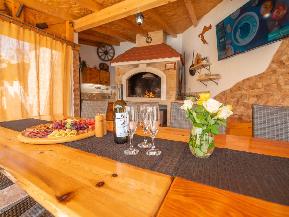 Beautiful Holiday Home "Villa Luka" Kaštel Štafilić Eksteriør bilde