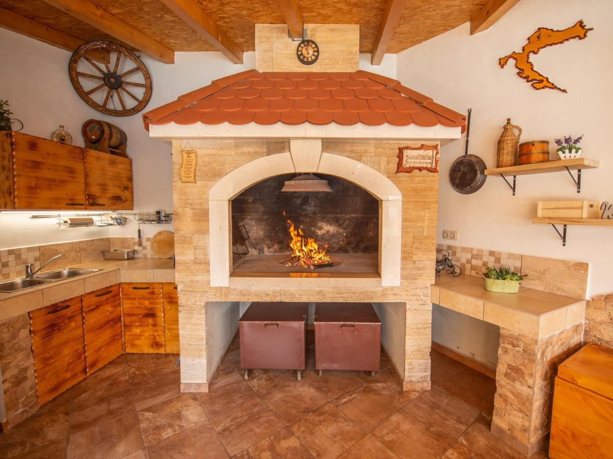 Beautiful Holiday Home "Villa Luka" Kaštel Štafilić Eksteriør bilde